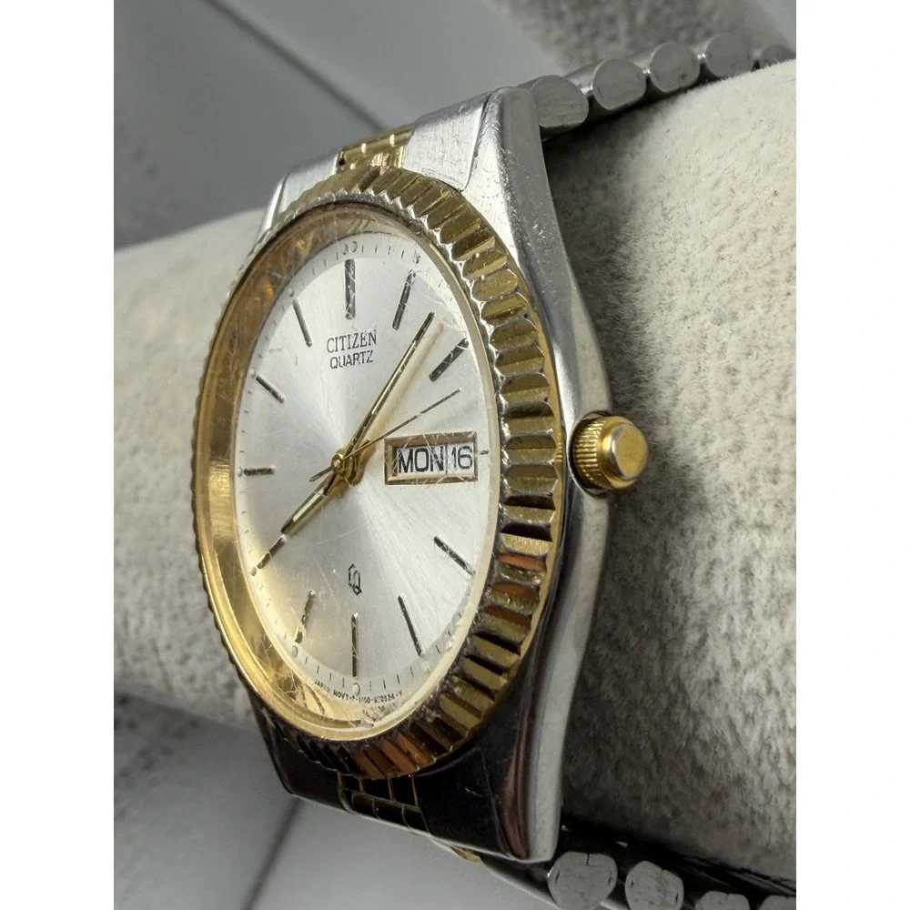 Scratched Citizen 1100-R12535 New Battery Mens Watch 35MM 8